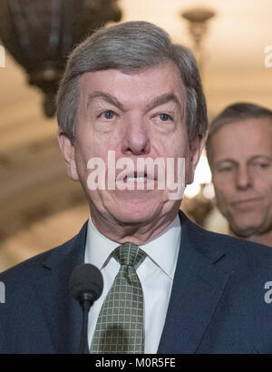 Washington, USA. 23 Jan, 2018. États-unis le sénateur Roy Blunt (républicain du Missouri) fait suite à l'intervention politique du parti républicain dans le déjeuner du Capitole à Washington, DC le Mardi, Janvier 23, 2018. Credit : Ron Sachs/CNP - PAS DE SERVICE DE FIL · Credit : Ron Sachs/consolidé Nouvelles Photos/Ron Sachs - CNP/dpa/Alamy Live News Banque D'Images