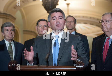 États-unis le sénateur Cory Gardner (républicain de Californie) fait de remarques après le déjeuner de la politique du parti républicain dans le Capitole à Washington, DC le Mardi, Janvier 23, 2018. Sur la photo de gauche à droite : Le sénateur Roy Blunt (républicain du Missouri), le sénateur américain John Barrasso (républicain du Wyoming), le sénateur Gardner, le sénateur américain John Thune (républicain du Dakota du Sud), et le chef de la majorité au Sénat Mitch McConnell (républicain du Kentucky). Credit : Ron Sachs/CNP - AUCUN FIL SERVICE · Photo : Ron Sachs/consolidé Nouvelles Photos/Ron Sachs - CNP Banque D'Images