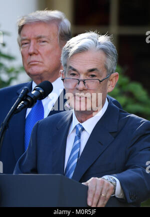 Washington, DC, USA. 23 Jan, 2018. Photo prise le 2 novembre 2017, Gouverneur de la Réserve fédérale américaine montre Jerome Powell (R) à une candidature cérémonie à la Maison Blanche à Washington, DC, aux Etats-Unis. Le Sénat des États-Unis a confirmé que la prochaine Jerome Powell, président de la Réserve fédérale le 23 janvier 2018. Credit : Yin Bogu/Xinhua/Alamy Live News Banque D'Images