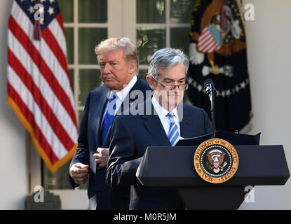 Washington, DC, USA. 23 Jan, 2018. Photo prise le 2 novembre 2017 montre le président américain Donald Trump (L) et Gouverneur de la Réserve fédérale à une candidature Jerome Powell cérémonie à la Maison Blanche à Washington, DC, aux Etats-Unis. Le Sénat des États-Unis a confirmé que la prochaine Jerome Powell, président de la Réserve fédérale le 23 janvier 2018. Credit : Yin Bogu/Xinhua/Alamy Live News Banque D'Images