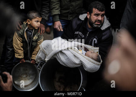 La ville de Gaza, Gaza. 24 Jan, 2018. Les Palestiniens protestent contre les réductions d'aide par le président américain, Trump pour l'Organisation des Nations Unies pour les réfugiés de Palestine dans le Proche-Orient (UNRWA) en face de bureau du Programme des Nations Unies pour le développement (PNUD) dans la ville de Gaza, Gaza, 24 janvier 2018. L'UNRWA, l'agence des Nations Unies pour les réfugiés palestiniens, responsables de la prise en charge de 5 millions de personnes en Jordanie, en Syrie, au Liban et dans les territoires palestiniens. Credit : Mohammed Talatene/dpa/Alamy Live News Banque D'Images