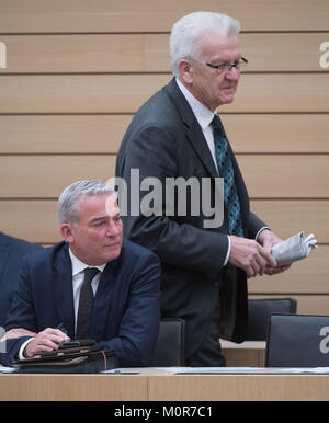 Stuttgart, Allemagne. 24 Jan, 2018. Thomas Strobl (CDU), l'état de Bade-Wurtemberg, Ministre de l'intérieur, prenant un siège sur le banc du gouvernement au cours d'une session plénière de l'Assemblée législative de l'État (Landtag), tandis que Winfried Kretschmann (Alliance 90/Les Verts), Premier Ministre du Bade-Wurtemberg, est assis derrière à Stuttgart, Allemagne, 24 janvier 2018. Les délégués de la coalition au Green-Black sont occupés avec la controverse d'une réforme de la législation électorale et de la crise de la coalition. Credit : Marijan Murat/dpa/Alamy Live News Banque D'Images