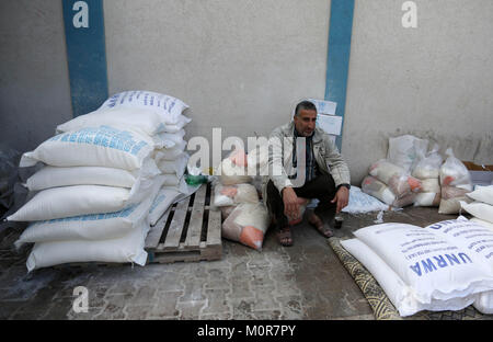 24 janvier 2018 - La ville de Gaza, bande de Gaza, territoire palestinien - un réfugié palestinien attend de recevoir de l'aide à un centre de distribution alimentaire de l'ONU à Jabaliya dans le nord de la bande de Gaza le 24 janvier 2018. Le Président américain Donald Trump se prépare à refuser des dizaines de millions de dollars par l'UNRWA, l'agence des Nations Unies pour les 'réfugiés palestiniens''. Les fonctionnaires ont dit le Président Donald Trump est sur la planification de la coupe de la première contribution de l'année par plus de la moitié ou peut-être entièrement, et de faire des dons supplémentaires sous réserve de modifications importantes à l'organisation (crédit Image : © Ashraf Amra/APA Banque D'Images