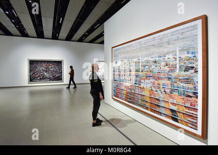Londres, Royaume-Uni. 24 janvier 2018. Un membre du personnel (R) '99 100', 1999, 2009, remasterisé par Andreas Gursky. Aperçu de 'Andreas Gursky', la première grande rétrospective au Royaume-Uni par la célèbre photographe allemand à la Hayward Gallery, récemment rénové, sur la rive Sud qui a ouvert après deux ans de fermeture avec un tout nouveau toit pyramidal en verre qui permet à la lumière naturelle dans les galeries supérieures.Crédit : Stephen Chung / Alamy Live News Banque D'Images