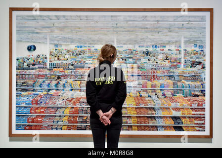 Londres, Royaume-Uni. 24 janvier 2018. Un membre du personnel vues '99 100', 1999, 2009, remasterisé par Andreas Gursky. Aperçu de 'Andreas Gursky', la première grande rétrospective au Royaume-Uni par la célèbre photographe allemand à la Hayward Gallery, récemment rénové, sur la rive Sud qui a ouvert après deux ans de fermeture avec un tout nouveau toit pyramidal en verre qui permet à la lumière naturelle dans les galeries supérieures.Crédit : Stephen Chung / Alamy Live News Banque D'Images