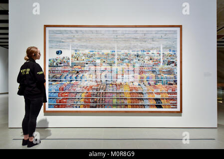 Londres, Royaume-Uni. 24 janvier 2018. Un membre du personnel vues '99 100', 1999, 2009, remasterisé par Andreas Gursky. Aperçu de 'Andreas Gursky', la première grande rétrospective au Royaume-Uni par la célèbre photographe allemand à la Hayward Gallery, récemment rénové, sur la rive Sud qui a ouvert après deux ans de fermeture avec un tout nouveau toit pyramidal en verre qui permet à la lumière naturelle dans les galeries supérieures.Crédit : Stephen Chung / Alamy Live News Banque D'Images