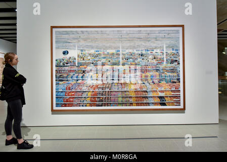 Londres, Royaume-Uni. 24 janvier 2018. Un membre du personnel vues '99 100', 1999, 2009, remasterisé par Andreas Gursky. Aperçu de 'Andreas Gursky', la première grande rétrospective au Royaume-Uni par la célèbre photographe allemand à la Hayward Gallery, récemment rénové, sur la rive Sud qui a ouvert après deux ans de fermeture avec un tout nouveau toit pyramidal en verre qui permet à la lumière naturelle dans les galeries supérieures.Crédit : Stephen Chung / Alamy Live News Banque D'Images