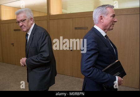 Stuttgart, Allemagne. 24 Jan, 2018. Winfried Kretschmann (Alliance 90/Les Verts, L), Premier Ministre de l'état de Bade-Wurtemberg en passant devant Thomas Strobl (CDU), Ministre de l'intérieur de l'état de Bade-Wurtemberg, après une rencontre de leaders de l'état de Bade-Wurtemberg CDU et l'Alliance 90/Les Verts dans le Landtag (Parlement) de l'État à Stuttgart, Allemagne, 24 janvier 2018. Les délégués de la coalition au Green-Black sont occupés avec la controverse d'une réforme de la législation électorale et de la crise de la coalition. Credit : Marijan Murat/dpa/Alamy Live News Banque D'Images