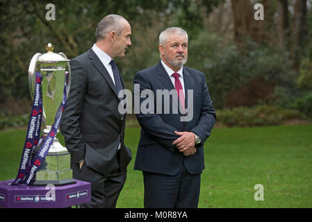 Londres, Royaume-Uni. 24 Jan, 2018. Conor O'Shea, entraîneur-chef de l'Italie avec l'entraîneur du Pays de Galles Warren Gatland (à gauche) avec le trophée au cours de la Natwest tournoi de rugby des Six Nations lancement à l'hôtel Hilton Syon Park à Londres. Credit : Phil Rees/Alamy Live News Banque D'Images