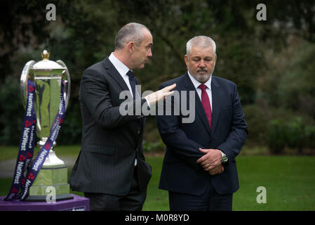 Londres, Royaume-Uni. 24 Jan, 2018. Conor O'Shea, entraîneur-chef de l'Italie avec l'entraîneur du Pays de Galles Warren Gatland (à gauche) avec le trophée au cours de la Natwest tournoi de rugby des Six Nations lancement à l'hôtel Hilton Syon Park à Londres. Credit : Phil Rees/Alamy Live News Banque D'Images