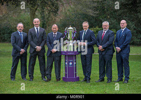 Londres, Royaume-Uni. 24 Jan, 2018. (De gauche à droite) Jacques Brunel, entraîneur en chef de la France, Conor O'Shea, entraîneur-chef de l'Italie, Eddie Jones, entraîneur-chef de l'Angleterre, Joe Schmidt, entraîneur-chef de l'Irlande, Warren Gatland, l'entraîneur-de-Galles et Gregor Townsend, entraîneur-chef de l'Écosse avec le trophée au tournoi de rugby des Six Nations Natwest lancement à l'hôtel Hilton Syon Park à Londres. Credit : Phil Rees/Alamy Live News Banque D'Images