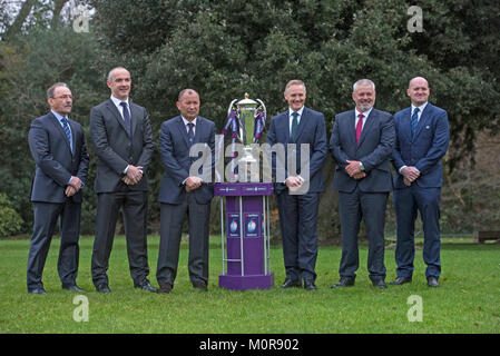 Londres, Royaume-Uni. 24 Jan, 2018. (De gauche à droite) Jacques Brunel, entraîneur en chef de la France, Conor O'Shea, entraîneur-chef de l'Italie, Eddie Jones, entraîneur-chef de l'Angleterre, Joe Schmidt, entraîneur-chef de l'Irlande, Warren Gatland, l'entraîneur-de-Galles et Gregor Townsend, entraîneur-chef de l'Écosse avec le trophée au tournoi de rugby des Six Nations Natwest lancement à l'hôtel Hilton Syon Park à Londres. Credit : Phil Rees/Alamy Live News Banque D'Images