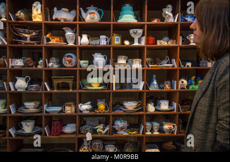 Battersea Park, London, UK. 24 janvier 2018. Les antiquités et les textiles décoratifs est ouvert juste à Battersea Park jusqu'au 28 janvier 2018. Credit : Malcolm Park/Alamy Live News. Banque D'Images