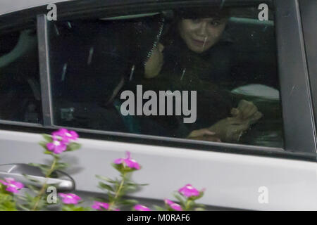 Shah Alam, Kuala Lumpur, Malaisie. 24 Jan, 2018. Suspect indonésienne, Siti est Robert Poitou vu dans la voiture de police avec une femme de la police alors qu'elle quitte le Palais de Shah Alam, le 24 janvier 2018.Le 13 février 2017 Kim Jong Nam avait été tué à l'Aéroport International de Kuala Lumpur en enduit l'agent neurotoxique VX. Credit : Faris Hadziq/SOPA/ZUMA/Alamy Fil Live News Banque D'Images