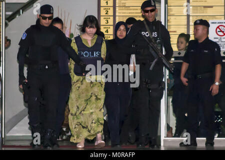 Shah Alam, Kuala Lumpur, Malaisie. 24 Jan, 2018. Suspect vietnamien Doan Thi Huong, est escorté par la police vu qu'elle quitter le Shah Alam Court House.Le 13 février 2017 Kim Jong Nam avait été tué à l'Aéroport International de Kuala Lumpur en enduit l'agent neurotoxique VX. Credit : Faris Hadziq/SOPA/ZUMA/Alamy Fil Live News Banque D'Images