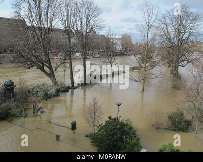 Paris, France. 24 Jan, 2018. La pointe de l'île 'Paris Seine Ile de la Cite' est inondé à Paris, France, 24 janvier 2018. La police avertit qu'un niveau d'eau d'environ six mètres peut être atteint avant la fin de semaine (28 janvier 2018). Credit : Katharina Kalhoff/dpa/Alamy Live News Banque D'Images