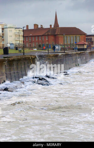 Troon, Ecosse, Royaume-Uni. 24 janvier 2018. Météo France : De forts vents a frappé la côte d'Ayrshire causant des vagues de s'écraser contre la digue. Georgina est la septième tempête ouragan de la saison et devrait faire la pluie et le vent balayant l'ensemble de la Grande-Bretagne. Credit : Skully/Alamy Live News Banque D'Images