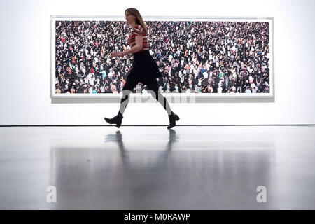 Londres, Royaume-Uni. 24 Jan, 2018. Photographie intitulée peut jour IV, 2000 par l'artiste Andreas Gursky est exposée dans le cadre de la première grande rétrospective de l'UK photographe allemand. La vitrine marque aussi le 50e anniversaire galeries Haywood après ses deux ans de rénovation. Credit : ZUMA Press, Inc./Alamy Live News Crédit : ZUMA Press, Inc./Alamy Live News Banque D'Images