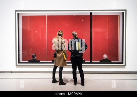 Londres, Royaume-Uni. 24 Jan, 2018. Photographie intitulée Review, 2015 par l'artiste Andreas Gursky est exposée dans le cadre de la première grande rétrospective de l'UK photographe allemand. La vitrine marque aussi le 50e anniversaire galeries Haywood après ses deux ans de rénovation. Credit : ZUMA Press, Inc./Alamy Live News Crédit : ZUMA Press, Inc./Alamy Live News Banque D'Images