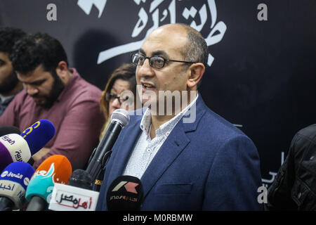 Le Caire, Égypte. 24 Jan, 2018. L'avocat de l'opposition égyptienne Khaled Ali parle au cours d'une conférence de presse au cours de laquelle il a annoncé le retrait de sa candidature à l'élection présidentielle en Égypte, au Caire, Égypte, 24 janvier 2018. Credit : Mohamed ElRaai/dpa/Alamy Live News Banque D'Images