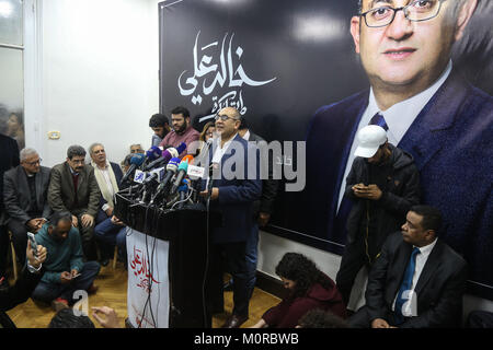 Le Caire, Égypte. 24 Jan, 2018. L'avocat de l'opposition égyptienne Khaled Ali parle au cours d'une conférence de presse au cours de laquelle il a annoncé le retrait de sa candidature à l'élection présidentielle en Égypte, au Caire, Égypte, 24 janvier 2018. Credit : Mohamed ElRaai/dpa/Alamy Live News Banque D'Images