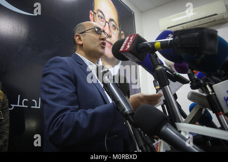 Le Caire, Égypte. 24 Jan, 2018. L'avocat de l'opposition égyptienne Khaled Ali parle au cours d'une conférence de presse au cours de laquelle il a annoncé le retrait de sa candidature à l'élection présidentielle en Égypte, au Caire, Égypte, 24 janvier 2018. Credit : Mohamed ElRaai/dpa/Alamy Live News Banque D'Images