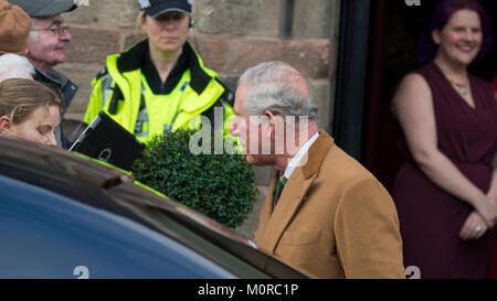 Crewe, Royaume-Uni. 24 Jan, 2018. Le Prince Charles et la duchesse de Cornouailles visite Congleton le 24 janvier 2018. Parmi les lieux visités, Leurs Altesses Royales ont visité l'ancien moulin à scie, le mémorial de la guerre de 'chien' Treo, le Prince de Galles pub et hôtel de ville de Congleton. Banque D'Images