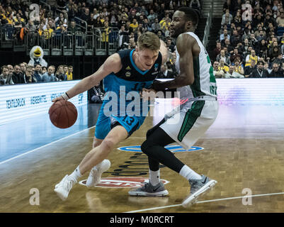 Grigonis berlinois de Marius (13) et d'Istanbul, Howard Sant-Roos rivalisent pour le ballon pendant le match de basket-ball Eurocup entre Alba Berlin et Darussafaka Istanbul de la Mercedes-Benz Arena de Berlin, Allemagne, 24 janvier 2018. Photo : Paul Zinken/dpa Banque D'Images