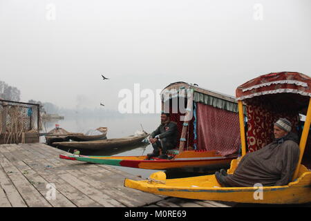 Srinagar, au Cachemire. 23 Jan, 2018. Shikaras jaune, de petits bateaux en bois taxi de l'eau, attendre que les clients et froid matin brumeux sur les rives du lac Dal. Credit : Arfath Naseer/ Pacific Press/Alamy Live News Banque D'Images