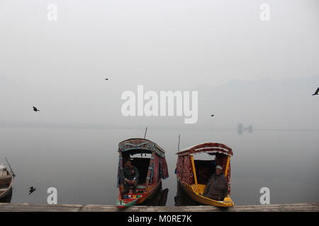 Srinagar, au Cachemire. 23 Jan, 2018. Shikaras jaune, de petits bateaux en bois taxi de l'eau, attendre que les clients et froid matin brumeux sur les rives du lac Dal. Credit : Arfath Naseer/ Pacific Press/Alamy Live News Banque D'Images