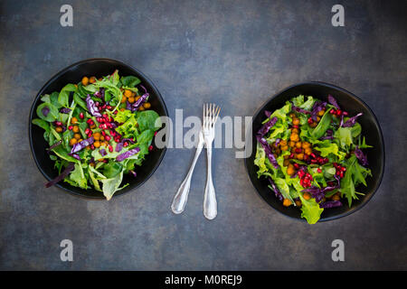 Bol de salade mixte avec des graines de grenade, le chou rouge et les pois chiches curcuma rôti Banque D'Images