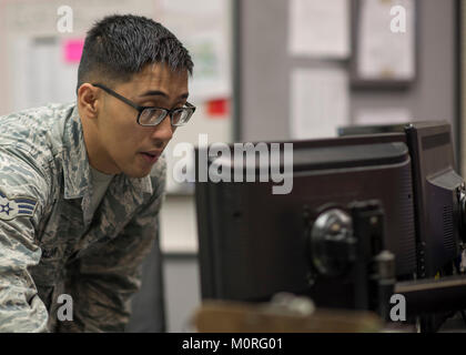 Les cadres supérieurs de l'US Air Force Airman Mart Angelo Gatchalion, 18e Groupe de Maintenance Les opérations de maintenance Centre conseil met à jour l'état du contrôleur d'aéronefs en cours de maintenance le 19 décembre 2017, à Kadena Air Base, au Japon. La 18e CGPM est le seul de l'Air Force, MOC hybride combattre et la mobilité des opérations de la force aérienne. (U.S. Air Force Banque D'Images