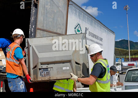 JUANA DIAZ, Puerto Rico, 21 décembre 2017 - L'Environmental Protection Agency (EPA), Transcription des solutions, sous-traitants de la restauration de l'environnement, de la FEMA et travailler ensemble afin de recueillir et d'éliminer correctement les déchets domestiques dangereux Les matériaux tels que les téléviseurs, imprimantes, de propane, de peinture et de produits de nettoyage. Les sections locales ont été en mesure de déposer ces articles gratuitement pour prévenir le déversement illégal à la suite du cyclone Maria. 180 articles de déchets domestiques dangereux et 2 880 livres de matériel électronique ont été recueillis. Ces efforts se poursuivent à différents points de collecte dans l'ensemble de P Banque D'Images