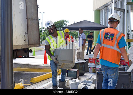 JUANA DIAZ, Puerto Rico, 21 décembre 2017 - L'Environmental Protection Agency (EPA), Transcription des solutions, sous-traitants de la restauration de l'environnement, de la FEMA et travailler ensemble afin de recueillir et d'éliminer correctement les déchets domestiques dangereux Les matériaux tels que les téléviseurs, imprimantes, de propane, de peinture et de produits de nettoyage. Les sections locales ont été en mesure de déposer ces articles gratuitement pour prévenir le déversement illégal à la suite du cyclone Maria. 180 articles de déchets domestiques dangereux et 2 880 livres de matériel électronique ont été recueillis. Ces efforts se poursuivent à différents points de collecte dans l'ensemble de P Banque D'Images