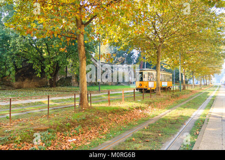 Milan tramway en vue pendant la saison d'automne. Mode de transport traditionnel. Panorama urbain. Banque D'Images