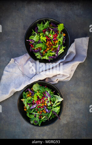 Bol de salade mixte avec des graines de grenade, le chou rouge et les pois chiches curcuma rôti Banque D'Images