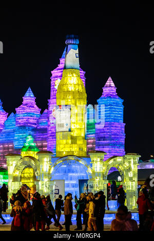 Janvier 2015 - Harbin, Chine - une bouteille de glace géant dans la bière Harbin International Ice and Snow Festival Banque D'Images