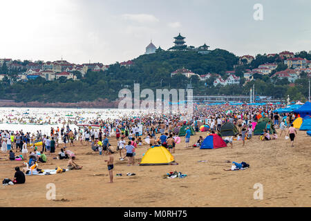 06-08-2016 - Qingdao, Chine - célèbre plage N1 encombrée de touristes chinois visitant la ville de Qingdao en août, durant la période du festival de la bière Banque D'Images