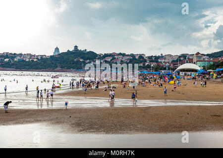 06-08-2016 - Qingdao, Chine - célèbre plage N1 encombrée de touristes chinois visitant la ville de Qingdao en août, durant la période du festival de la bière Banque D'Images