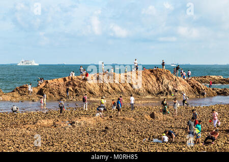 06-08-2016 - Qingdao, Chine - touristes prenant des photos dans les rochers de la côte de la baie de Qingdao Taiping Banque D'Images