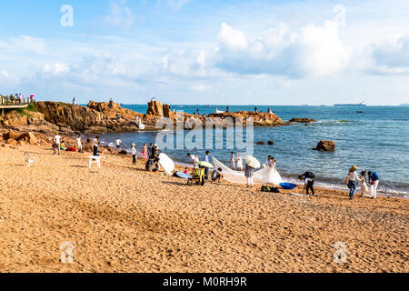 06-08-2016 - Qingdao, Chine - photographes de prendre des photos sur les albums de mariage de nombreux couples dans la plage de La Baie de Taiping Banque D'Images