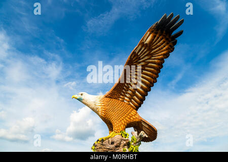 Février 2017 - Langkawi, Malaisie - Eagle Square à Langkawi, Kuah près du port, en fin d'après-midi la lumière. Ce géant Eagle statue est le symbole de L Banque D'Images