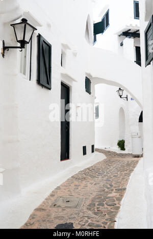 Rue étroite dans le petit village blanc traditionnel Binibequer Vell situé à à Minorque, Îles Baléares, Espagne. Banque D'Images