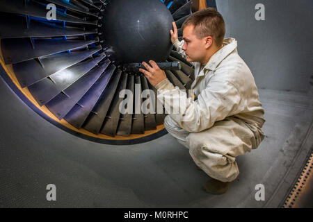 Le sergent de l'US Air Force. Alex Légende, affecté à la 305e Escadron de maintenance des aéronefs, de la mobilité aérienne 305e Escadre, inspecte les pales du ventilateur d'un avion KC-10 Extender's General Electric CF6-50C2 turboréacteur à Joint Base McGuire-Dix-Lakehurst, N.J., le 6 janvier 2018. (U.S. Air Force Banque D'Images