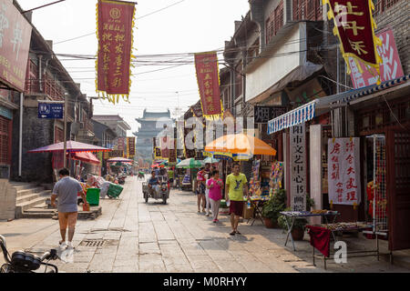 Juillet 2016 - Luoyang, Chine - la petite rue qui traverse l'ancienne ville de Luoyang Banque D'Images