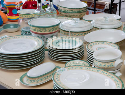 Collection de jouets et des plats correspondant à vendre à une vente de garage Banque D'Images