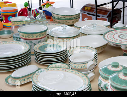 Collection de jouets et des plats correspondant à vendre à une vente de garage Banque D'Images