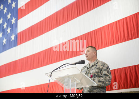 Le sergent-chef en chef. Michael Cornitius traite de la 147e Escadre attaque au cours d'une cérémonie de changement d'autorité le 6 janvier 2018, à Ellington Field JRB, Houston, Texas. Cornitius a cédé le pouvoir de l'aile nouvelle commande Chef, Chef Master Sgt. Walter Zelezniak. (Garde nationale Banque D'Images