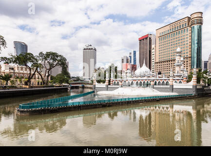 Le bureau et le Sultan Abdul Samad bâtiments reflètent dans l'eau de la Chicago River, à la jonction de la rivière Gombak, en face de la mosquée bleue Jamek Banque D'Images