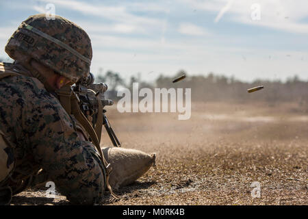 Lance le Cpl. Jonathan Whitfield, un chef d'équipe incendie avec 3e Bataillon, 6e Régiment de Marines, 2e Division de marines s'engage dans une cible avec un fusil automatique d'infanterie M27 au cours d'une petite unité tactique bien sûr les dirigeants au Camp Lejeune, N.C., 16 janvier 2017. Marines a effectué le-feu gammes où ils ont répété les exercices de combat rocket de l'équipe d'incendie et d'attaques. Les Marines utilisé le M72 en tant que formateur, Système 21mm M72, arme antichar légers à-4 rocket launcher, lance-grenades M203, M32 et M27 lance-grenade fusil automatique d'infanterie. (U.S. Marine Corps Banque D'Images